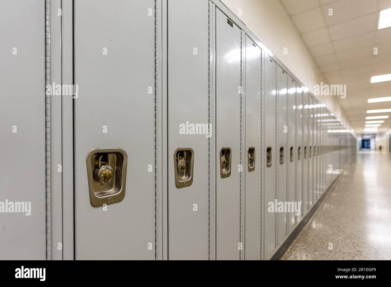 Corridoio vuoto della scuola media o della scuola superiore con armadietti grigi dello studente Foto Stock