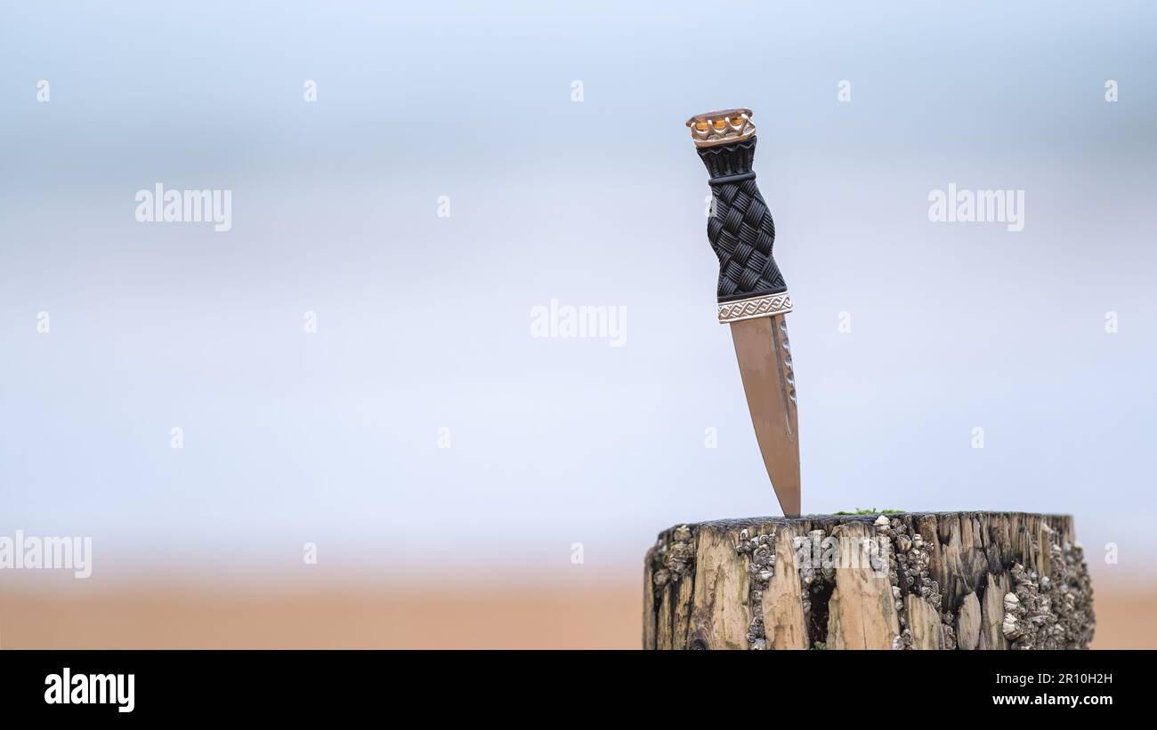 Sgian Dubh dirk pugnale sulla riva Foto Stock