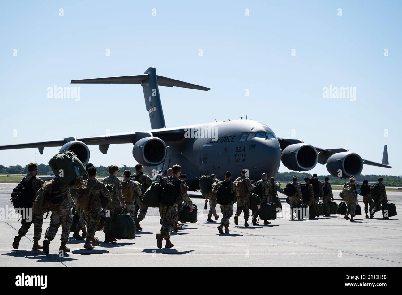 Gli aerei assegnati al 628th° Civil Engineer Squadron (CES) escono per un C-17 Globemaster III presso la Joint base Charleston, South Carolina, il 3 maggio 2023. Operation Outlaw Moxie è stato progettato per convalidare la reportistica sulla disponibilità del CES 628th e la capacità di condurre le operazioni implementate, preparandole in ultima analisi per una futura lotta di alto livello. (STATI UNITI Air Force foto di Senior Airman Bryan Guthrie) Foto Stock