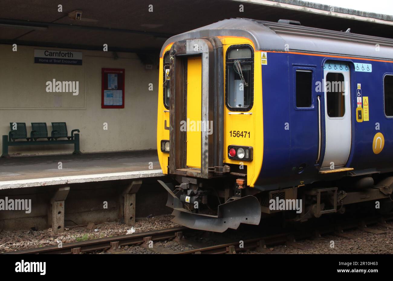 Treni del Nord supersprinter classe 156 dmu 156471 nella piattaforma 2 alla stazione ferroviaria di Carnforth con servizio passeggeri per Carlisle il 10th maggio 2023. Foto Stock