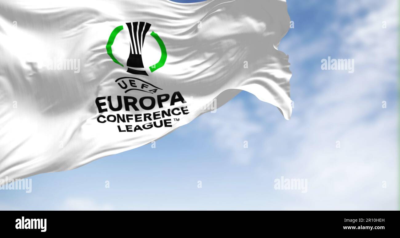 Praga, CZ, 2023 aprile: Sventolando la bandiera della UEFA Europa Conference League. Europa Conference League è un concorso annuale di squadre di calcio per club europei. Foto Stock