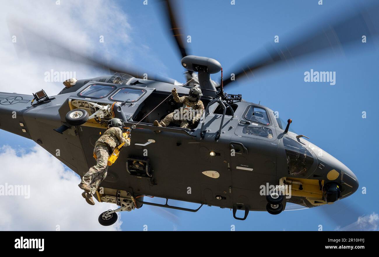 Tecnico. Christopher Pipkin, un aviatore di missione speciale del comando globale di attacco dell'aeronautica militare distaccato 7, aspetta di aiutare il suo collega SMA nel lupo grigio MH-139A il 26 aprile alla base dell'aeronautica militare di Eglin, la L’aeromobile ha completato con successo il primo test di sollevamento in tensione che ha portato a termine gli SMA attraverso l’enorme penetratore della foresta e il soccorso. Lo Squadrone di prova di volo 413th e il Det di comando globale di colpo dell'aeronautica. 7 ha lavorato insieme per raggiungere un altro traguardo per il nuovo elicottero dell'aeronautica militare. (STATI UNITI Foto dell'aeronautica/Samuel King Jr.) Foto Stock