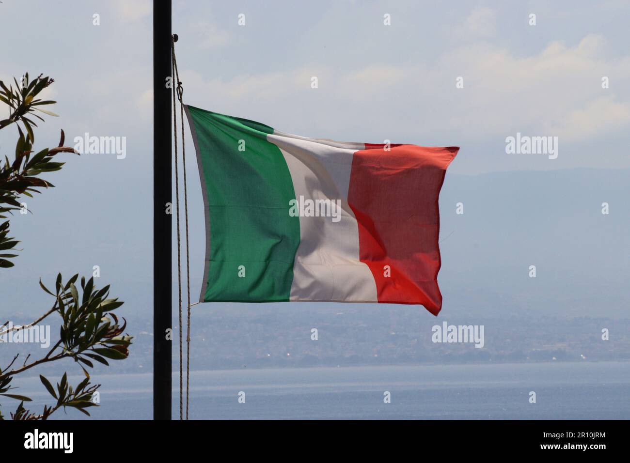 La bandiera italiana, il Tricolore (Bandiera d’Italia), sorvolò gli