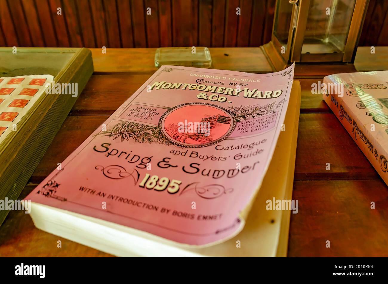 Un facsimile di un catalogo Montgomery Ward del 1895 è esposto in un negozio generale al Baldwin County Bicentennial Park di Stockton, Alabama. Foto Stock
