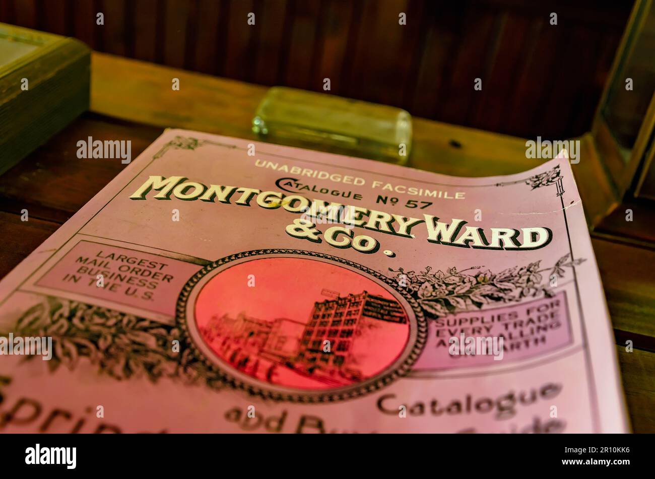 Un facsimile di un catalogo Montgomery Ward del 1895 è esposto in un negozio generale al Baldwin County Bicentennial Park di Stockton, Alabama. Foto Stock