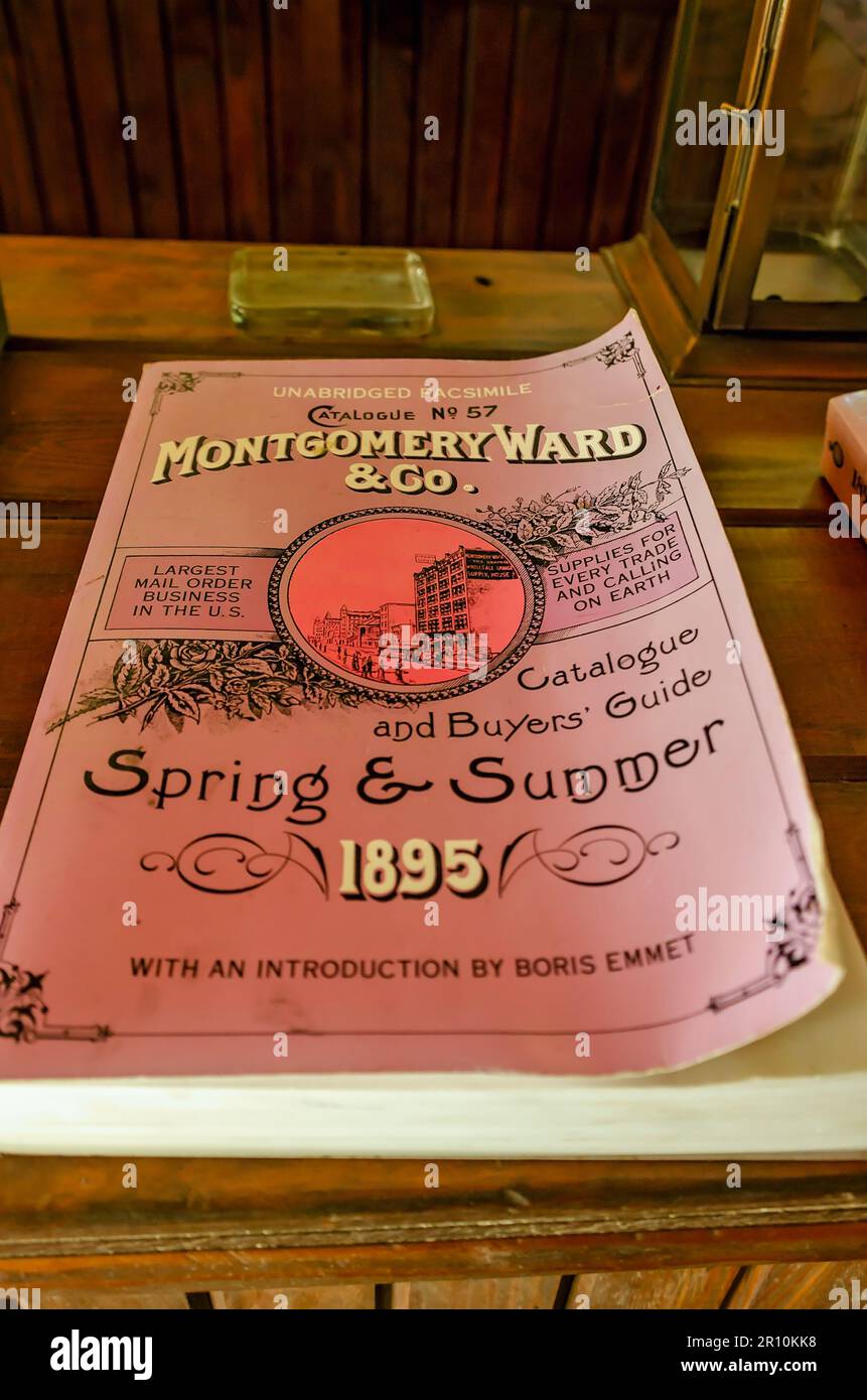 Un facsimile di un catalogo Montgomery Ward del 1895 è esposto in un negozio generale al Baldwin County Bicentennial Park di Stockton, Alabama. Foto Stock