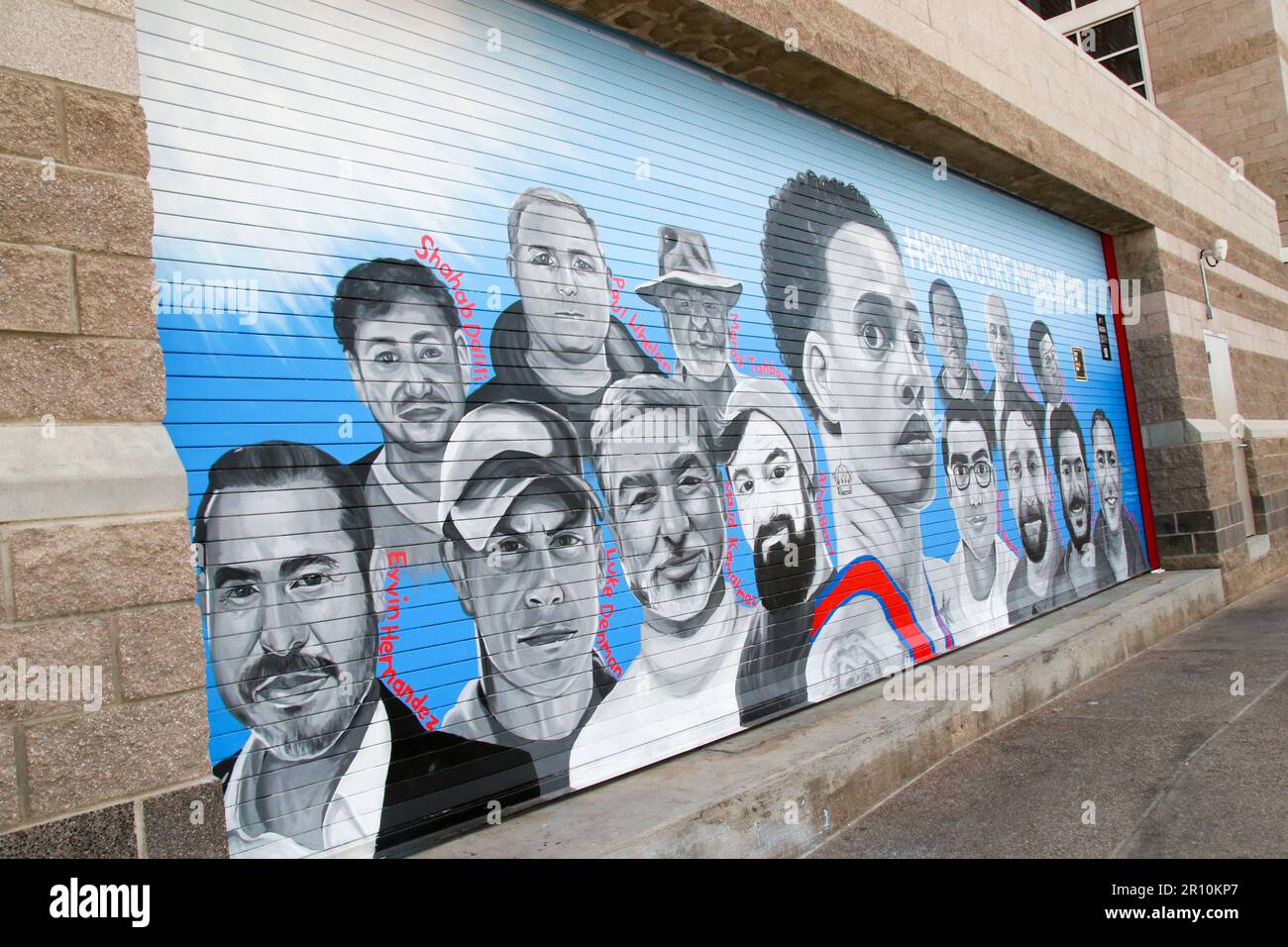 Un murale di 30 metri raffigurante persone detenute è visto il muro esterno occidentale del Footprint Center di Phoenix, Arizona, il 10 maggio 2023. Phoenix Mercury Center Brittany Griner è presente in modo preminente al centro del murale, e quattordici altri detenuti ancora detenuti detenuti all'estero sono anche raffigurati. Griner e il Mercurio hanno collaborato con portare le nostre famiglie a casa per aiutare a sensibilizzare la loro situazione, e Griner ha promesso di aiutare gli altri americani considerati erroneamente detenuti. (Foto di: Alexandra Buxbaum/Sipa USA) Credit: Sipa USA/Alamy Live News Foto Stock