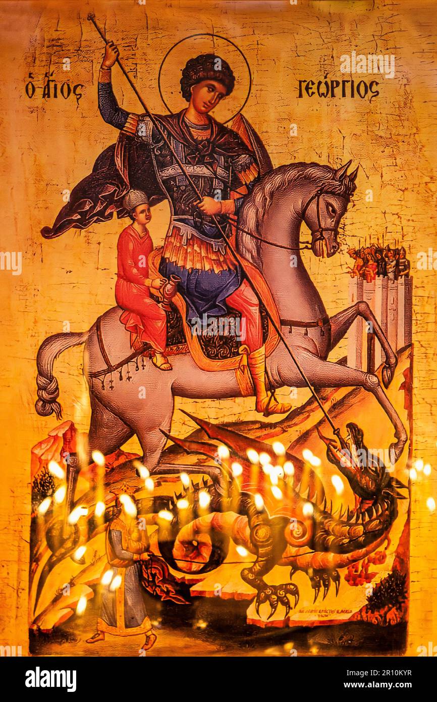 Icona di San Giorgio che uccide il drago, con riflessi di candele votive, Basilica di San Giorgio, Madaba, Giordania Foto Stock