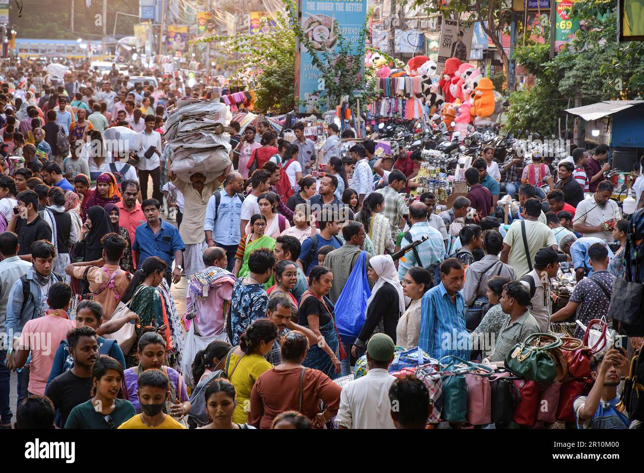 Kolkata, Bengala Occidentale, India. 8th maggio, 2023. La gente ha visto  fare shopping in un mercato affollato a Kolkata. La popolazione indiana ha  raggiunto i 1.425.775.850 abitanti, superando il numero di abitanti