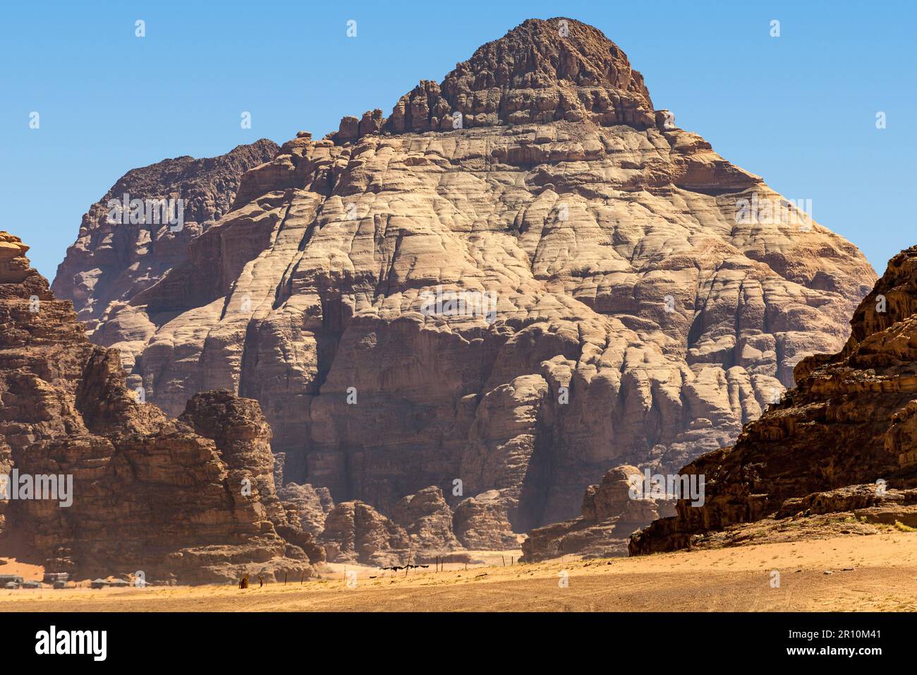 Massicce formazioni rocciose, Wadi Rum, Jordan Foto Stock