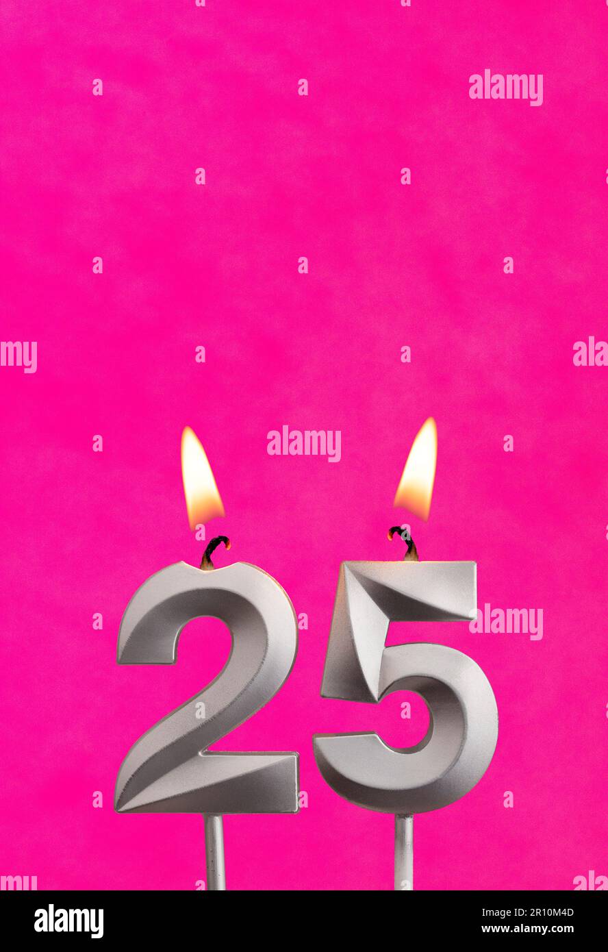 Numero 25 candela - compleanno celebrazione su sfondo fucsia Foto Stock