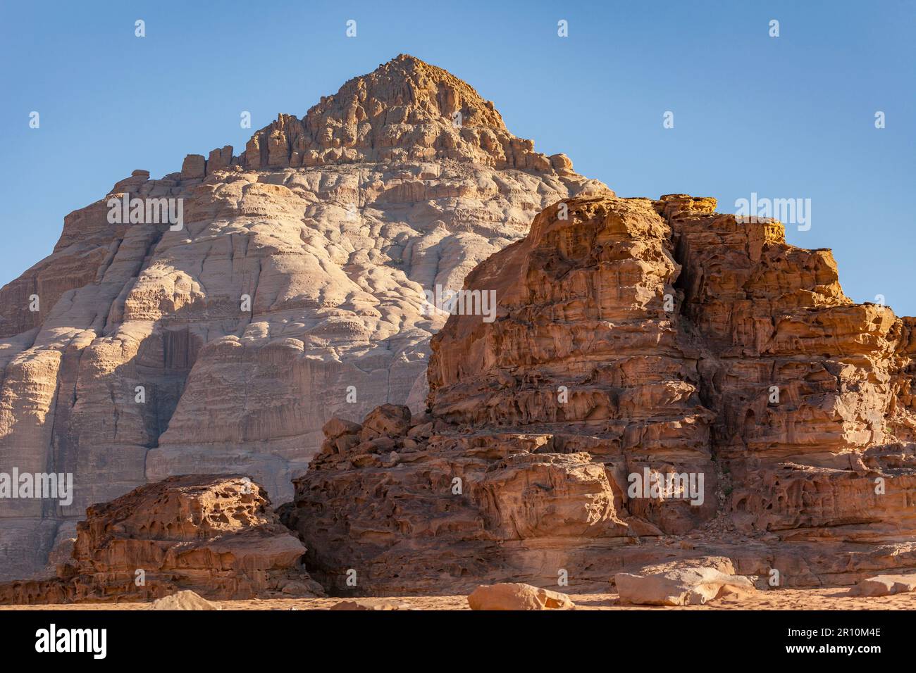 Massicce formazioni rocciose, Wadi Rum, Jordan Foto Stock