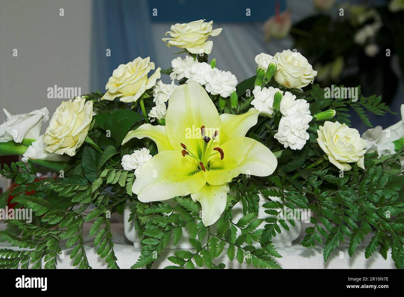 Polonia, Polen, Polska; disposizione dei fiori sul tavolo (rosa e giglio); Blumenarrangiation auf dem Tisch (Rose und Lilie) Foto Stock