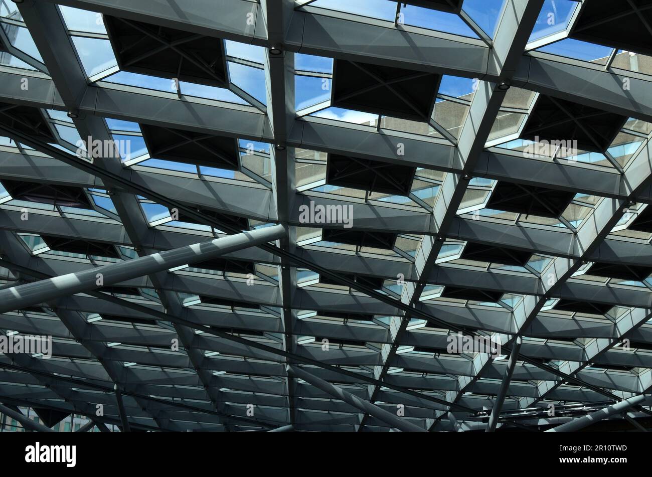 Vista dal basso angolo del soffitto in vetro sporgente. Design moderno Foto Stock