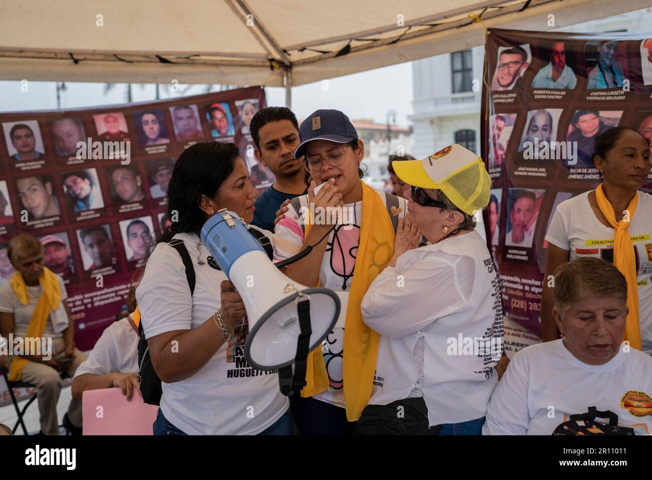 Veracruz, Messico. 10th maggio, 2023. Le madri dei scomparsi, membri del collettivo Solecito e del collettivo Justicia y Dignidad, hanno tenuto un raduno di protesta per commemorare la Giornata della Madre. Le madri hanno chiesto che i loro bambini siano localizzati e che i resti umani trovati nelle tombe illegali siano identificati. Credit: Felix Marquez/dpa/Alamy Live News Foto Stock