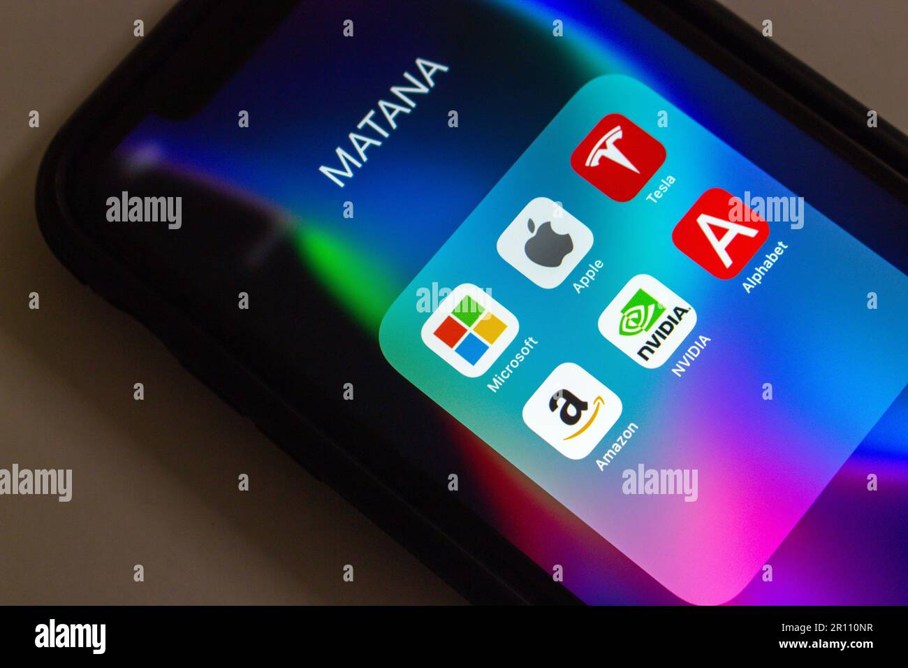 MATANA (Microsoft, Apple, Tesla, Alphabet Inc, Nvidia, E Amazon) sull'iPhone. Una versione non datata. Di FAANG, GAFA o MAMAA. Nuovo concetto di grande tecnologia Foto Stock