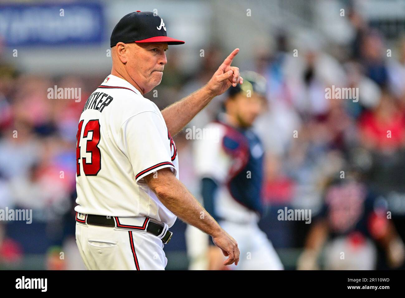 Atlanta, Stati Uniti. 10th maggio, 2023. Il manager di Atlanta Braves Brian Snitker (43) segnala un cambiamento di lancio contro i Boston Red Sox durante la terza edizione di una partita di baseball della Major League al Truist Park di Atlanta, Georgia, mercoledì 10 maggio 2023. Photo by David Tulis/UPI Credit: UPI/Alamy Live News Foto Stock