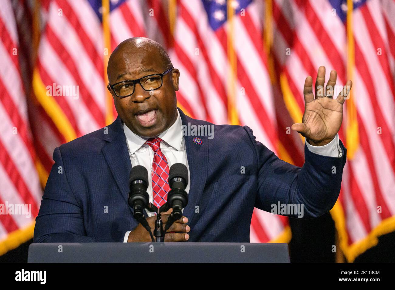 Valhalla, New York, Stati Uniti. 10th maggio, 2023. Il rappresentante americano Jamaal Bowman (D-NY) parla prima degli Stati Uniti Il presidente Joe Biden ha tenuto le sue osservazioni al SUNY Westchester Community College nella periferia di New York. In un discorso intitolato 'investire in America', Biden ha discusso il motivo per cui il Congresso deve evitare il default immediatamente. Credit: Enrique Shore/Alamy Live News Foto Stock