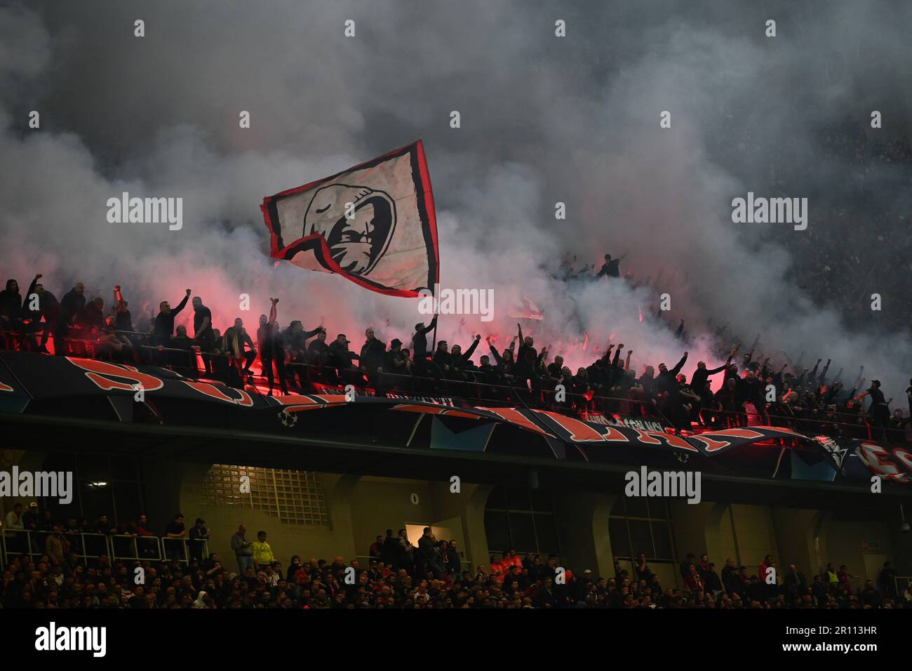 Tifosi (Milano) durante la partita UEFA 'Champions League 2022 2023 tra Milano 0-2 Inter allo Stadio Giuseppe Meazza il 10 maggio 2023 a Milano. Credit: Maurizio Borsari/AFLO/Alamy Live News Foto Stock