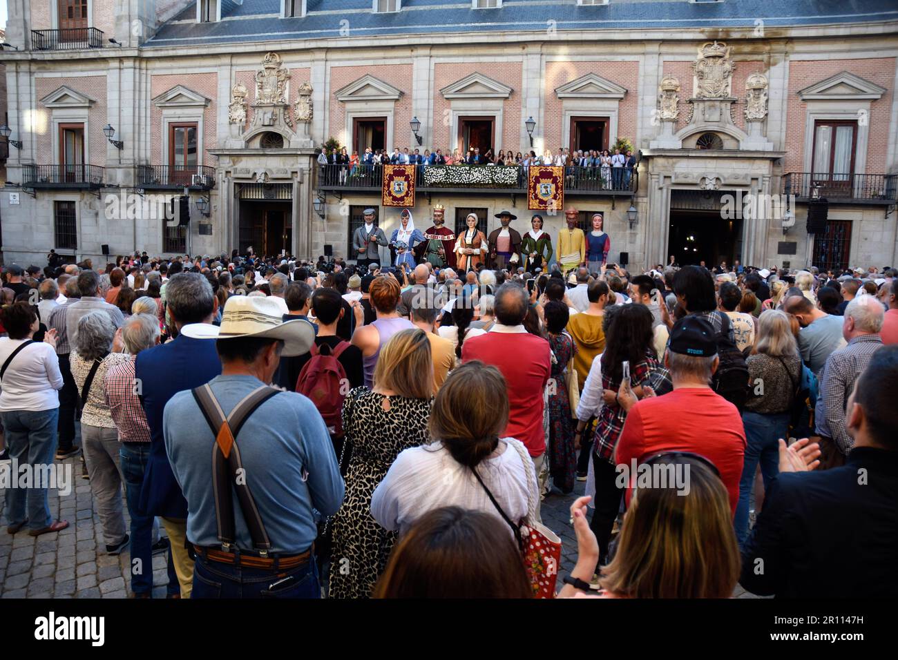 Madrid, Spagna. 10th maggio, 2023. Folle di persone si riuniscono in Plaza de la Villa per ascoltare la proclamazione di Ramoncin durante la protesta. La cantante Ramoncín ha avuto il compito di dare il segnale di partenza alle grandi giornate delle Fieste di San Isidro quest'anno con la lettura del proclama dal balcone della Plaza de la Villa. Durante la proclamazione, un gruppo di cittadini ha protestato contro la gestione del sindaco di Madrid. Credit: SOPA Images Limited/Alamy Live News Foto Stock