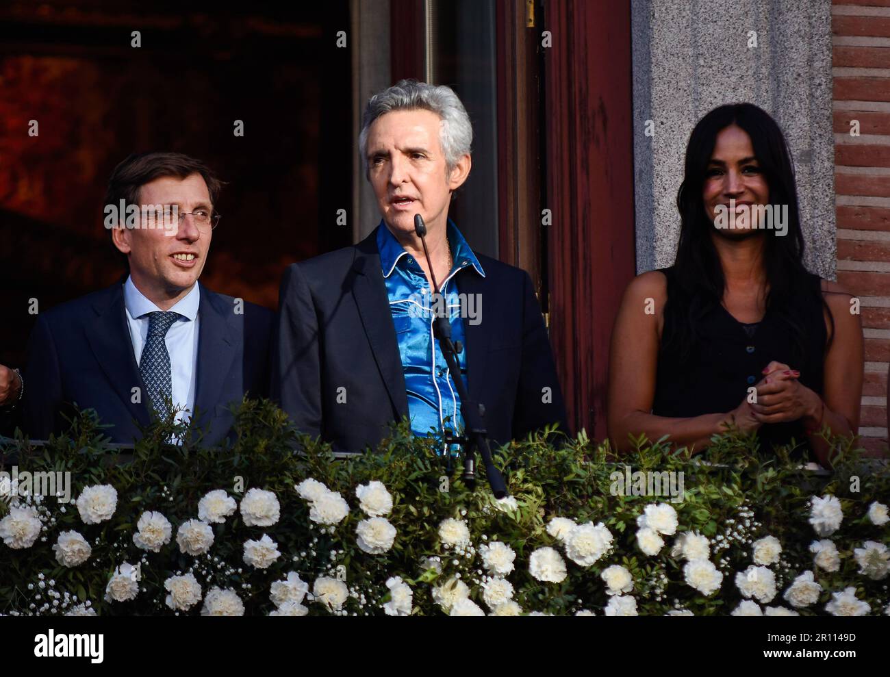 Madrid, Spagna. 10th maggio, 2023. Ramoncín (C) consegna un discorso per i festeggiamenti di San Isidro 2023. La cantante Ramoncín ha avuto il compito di dare il segnale di partenza alle grandi giornate delle Fieste di San Isidro quest'anno con la lettura del proclama dal balcone della Plaza de la Villa. Durante la proclamazione, un gruppo di cittadini ha protestato contro la gestione del sindaco di Madrid. (Foto di Richard Zubelzu/SOPA Images/Sipa USA) Credit: Sipa USA/Alamy Live News Foto Stock