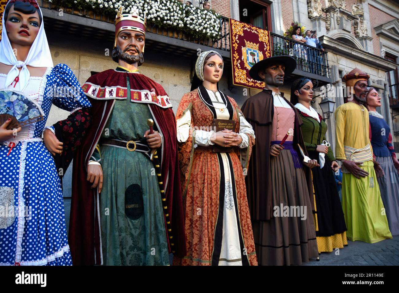 Madrid, Spagna. 10th maggio, 2023. Teste grandi tradizionali viste prima della proclamazione di Ramoncín. La cantante Ramoncín ha avuto il compito di dare il segnale di partenza alle grandi giornate delle Fieste di San Isidro quest'anno con la lettura del proclama dal balcone della Plaza de la Villa. Durante la proclamazione, un gruppo di cittadini ha protestato contro la gestione del sindaco di Madrid. (Foto di Richard Zubelzu/SOPA Images/Sipa USA) Credit: Sipa USA/Alamy Live News Foto Stock