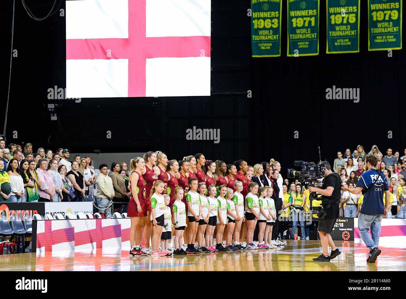 Newcastle, Australia, 26 ottobre 2022. L'Inghilterra si è schierata per l'inno nazionale durante il Netball International Match tra Australia e Inghilterra il 26 ottobre 2022 al Newcastle Entertainment Centre di Newcastle, Australia. Credit: Steven Markham/Speed Media/Alamy Live News Foto Stock