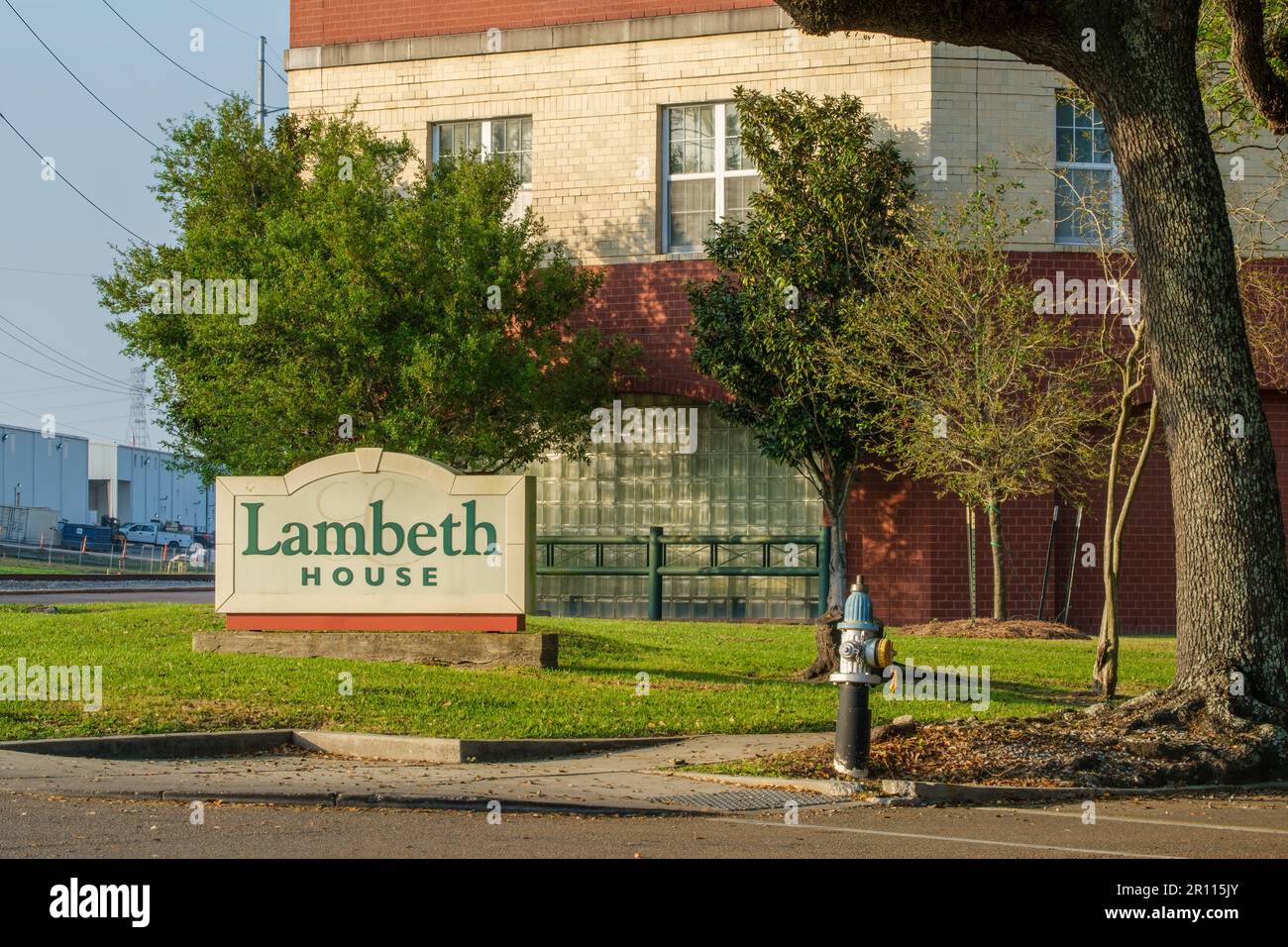 NEW ORLEANS, LA, USA - 8 MARZO 2023: Cartello e angolo della Lambeth House Retirement Community su Broadway Street Foto Stock