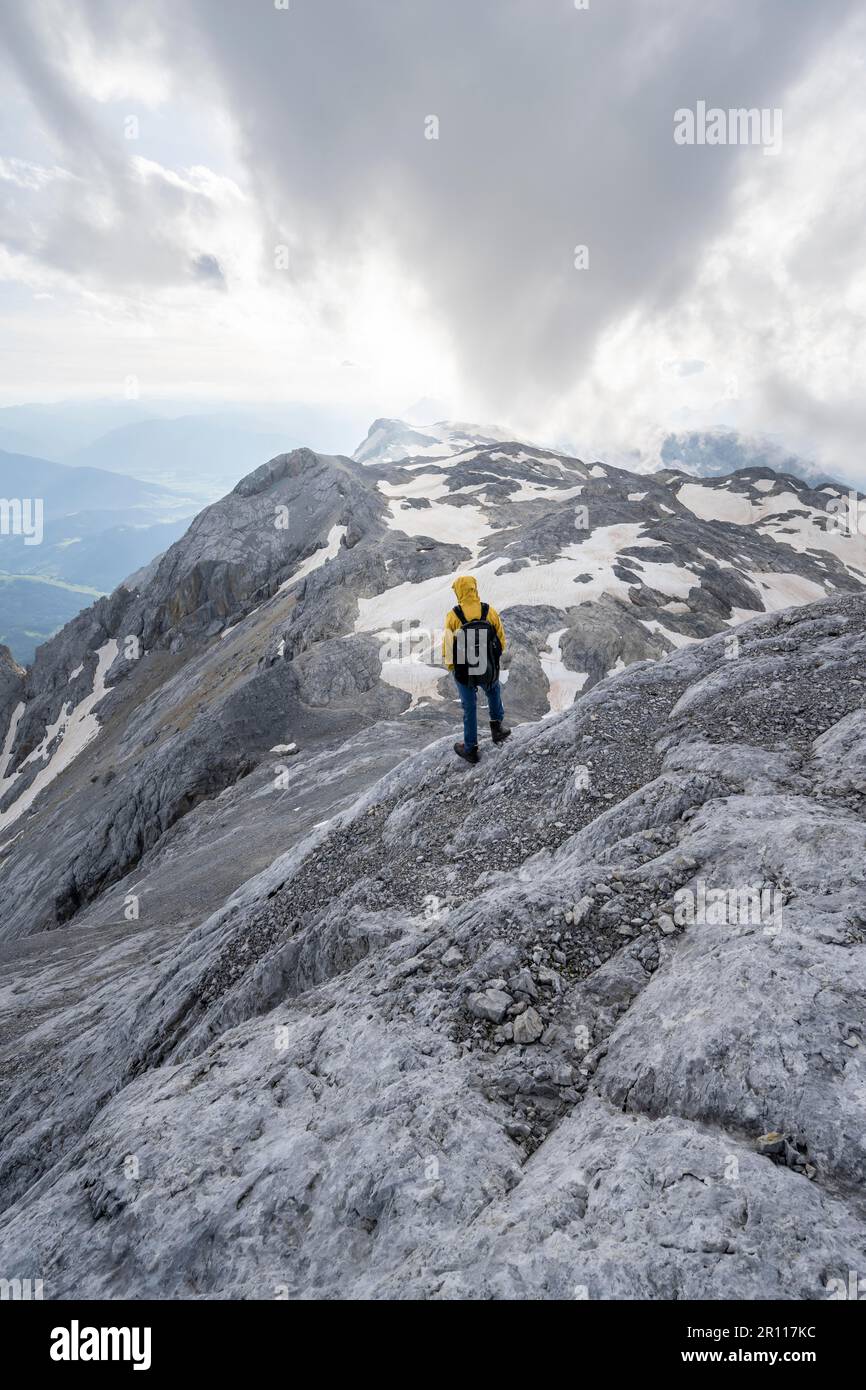 Gli alpinisti alla cima del Hochkoenig, vista di altopiano roccioso con resti di neve, Uebergossene Alm, Alpi Berchtesgaden, Salzburger Land Foto Stock