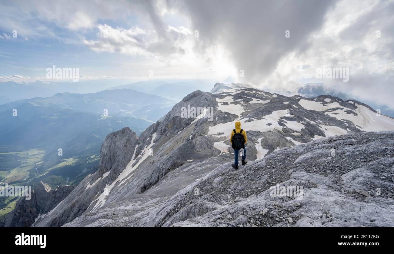 Gli alpinisti alla cima del Hochkoenig, vista di altopiano roccioso con resti di neve, Uebergossene Alm, Alpi Berchtesgaden, Salzburger Land Foto Stock