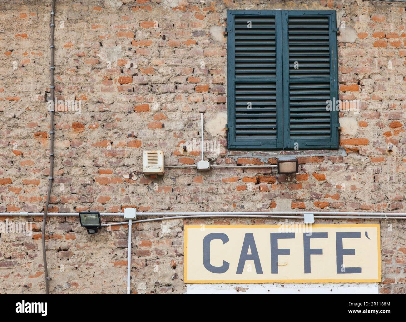 Toscana, Italia. Cartello Old caffe sotto una tradizionale finestra italiana Foto Stock