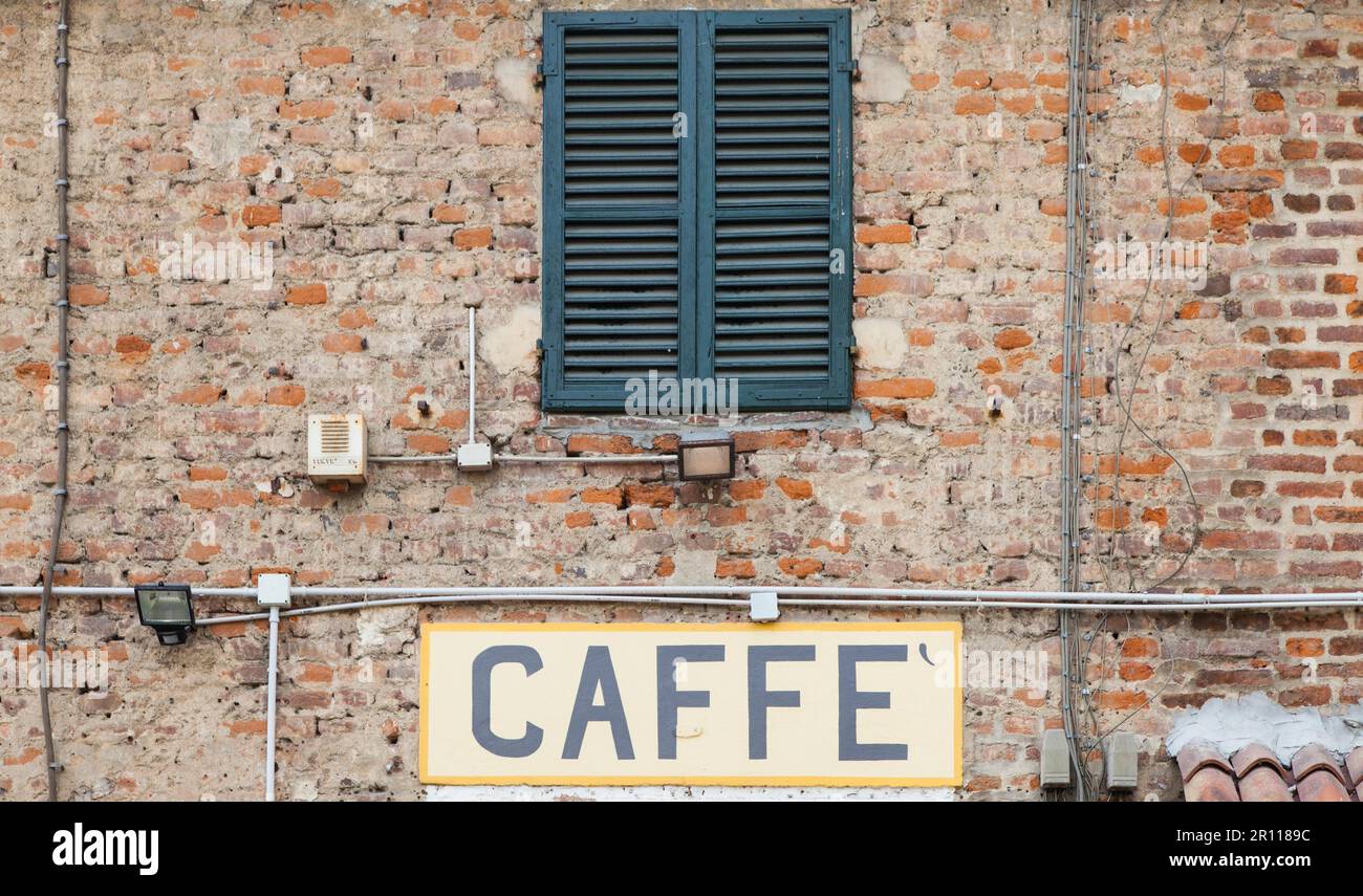 Toscana, Italia. Cartello Old caffe sotto una tradizionale finestra italiana Foto Stock