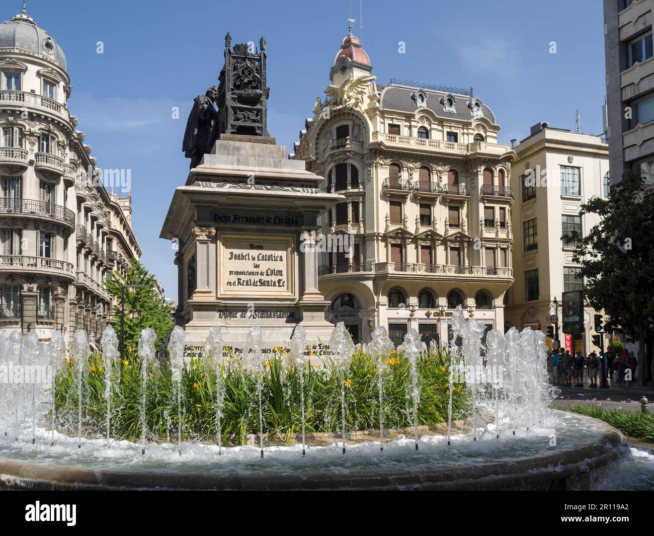 GRANADA, ANDALUCIA/SPAGNA - 7 MAGGIO : Monumento a Ferdinando e Isabella, Plaza Isabel la Catolica, Granada, Spagna il 7 maggio 2014. Persone non identificate Foto Stock