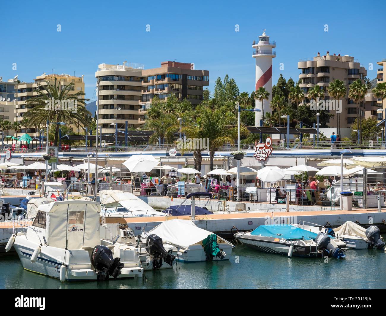 MARBELLA, ANDALUCIA/SPAGNA - 4 MAGGIO : Vista del porto turistico di Marbella Spagna il 4 maggio 2014. Persone non identificate Foto Stock