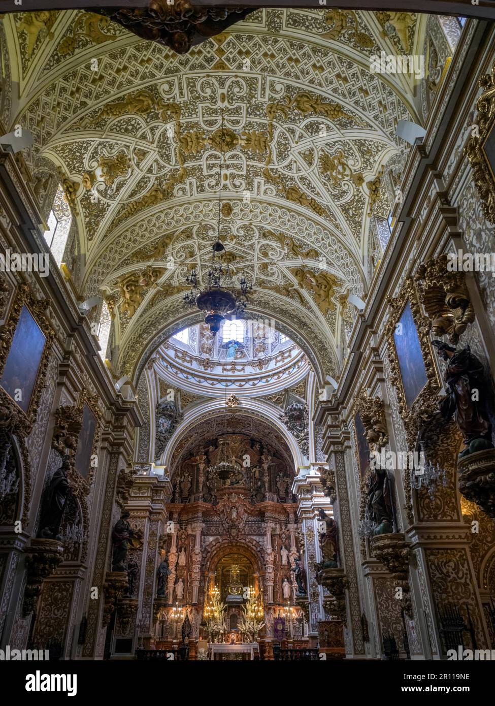 GRANADA, ANDALUCIA, SPAGNA - 7 MAGGIO: La Basilica di Nuestra Senora de las Angustias, patrona di Granada in Spagna il 7 maggio 2014 Foto Stock