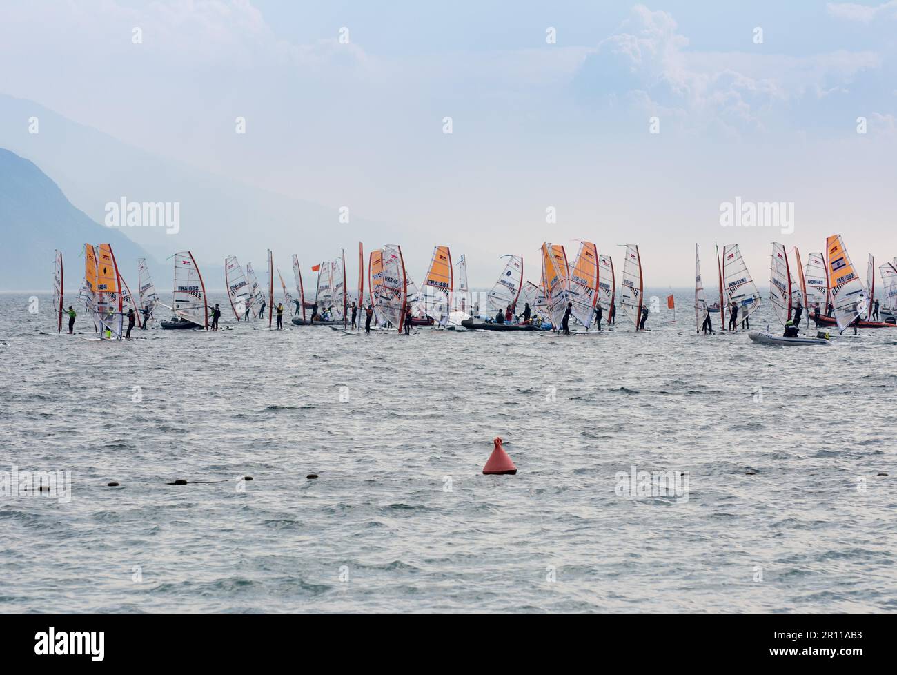 TORBOLE, ITALIA, 22 APRILE: Windsurf sul Lago di Garda a Torbole il 22 aprile 2014. Il Lago di Garda è il più grande lago d'Italia, per il quale è molto popolare Foto Stock