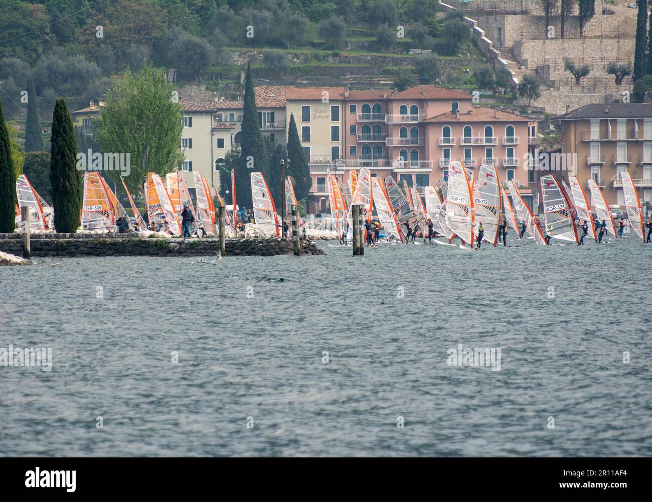 TORBOLE, ITALIA, 22 APRILE: Windsurf sul Lago di Garda a Torbole il 22 aprile 2014. Il Lago di Garda è il più grande lago d'Italia, per il quale è molto popolare Foto Stock