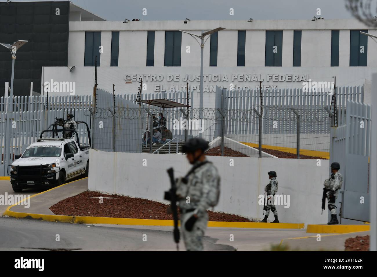 10 maggio 2023 Almoloya de Juárez , Messico : gli elementi della Guardia Nazionale e militari hanno custodito i dintorni del Centro Federale per la riadattamento sociale n ° 1 'El Altiplano', a causa della possibilità di rilascio del trafficante di droga Héctor Luis 'El Güero' Palma. Il 10 maggio 2023 a Almoloya de Juárez, Messico. (Foto di Arturo Hernández / Eyepix Group) Foto Stock