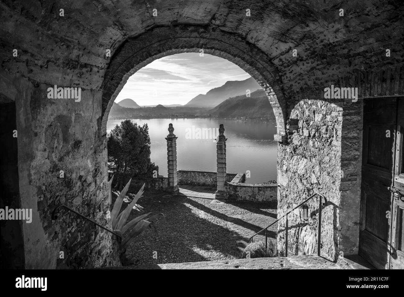 Vista montagna dalla Chiesa ingresso Oratorio di S. Antonio da Padova a Santa Maria del Sasso con montagna e Lago di Lugano in una giornata di sole a Morcote Foto Stock