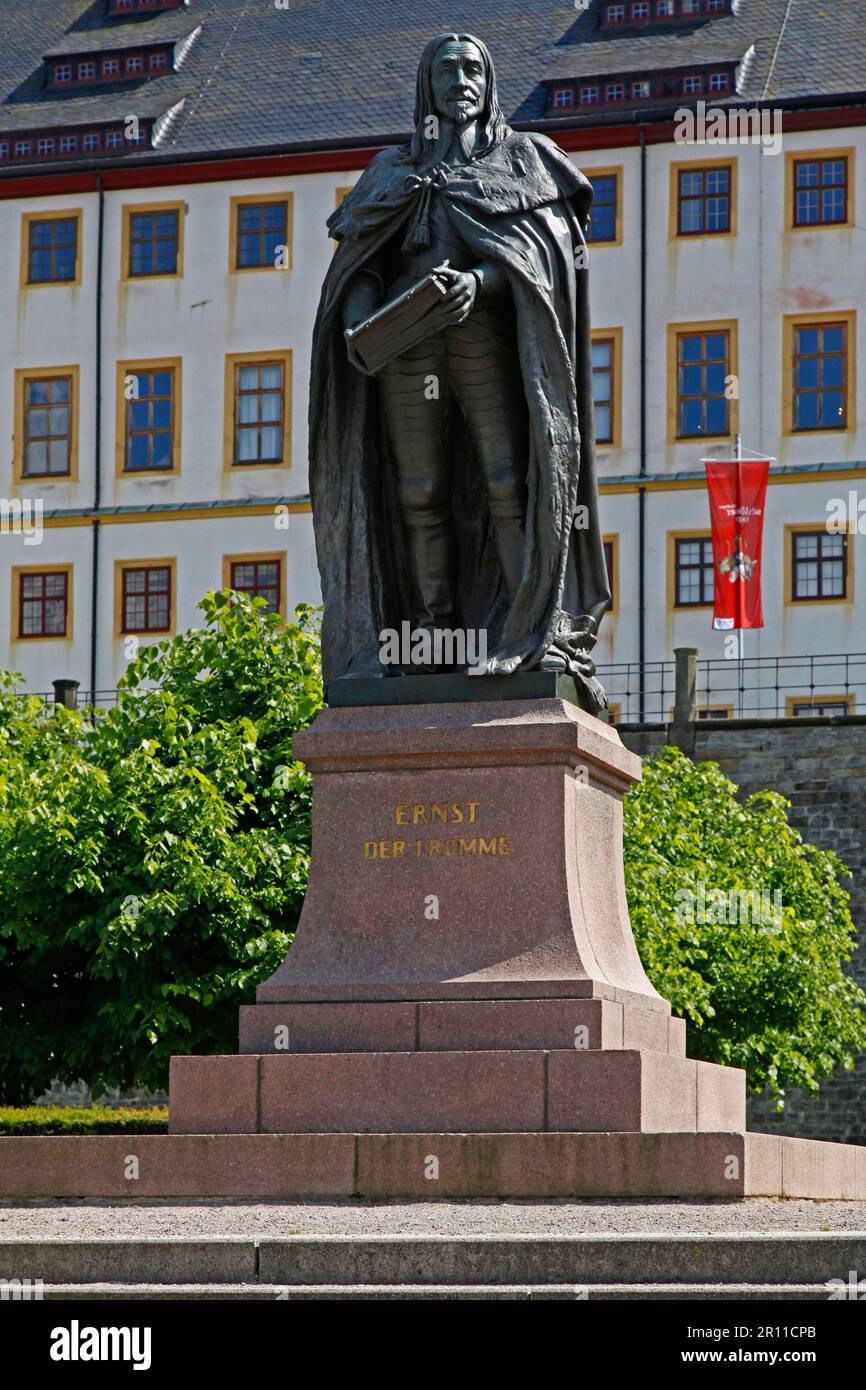 Monumento al duca Ernst il Pio di Sassonia-Gotha, di fronte al Palazzo Friedenstein, Gotha, Turingia, Germania Foto Stock