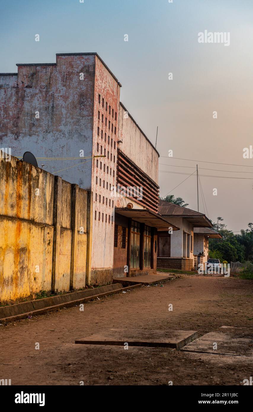 Edificio art deco, Mbanza Ngungu, Congo RD Foto Stock