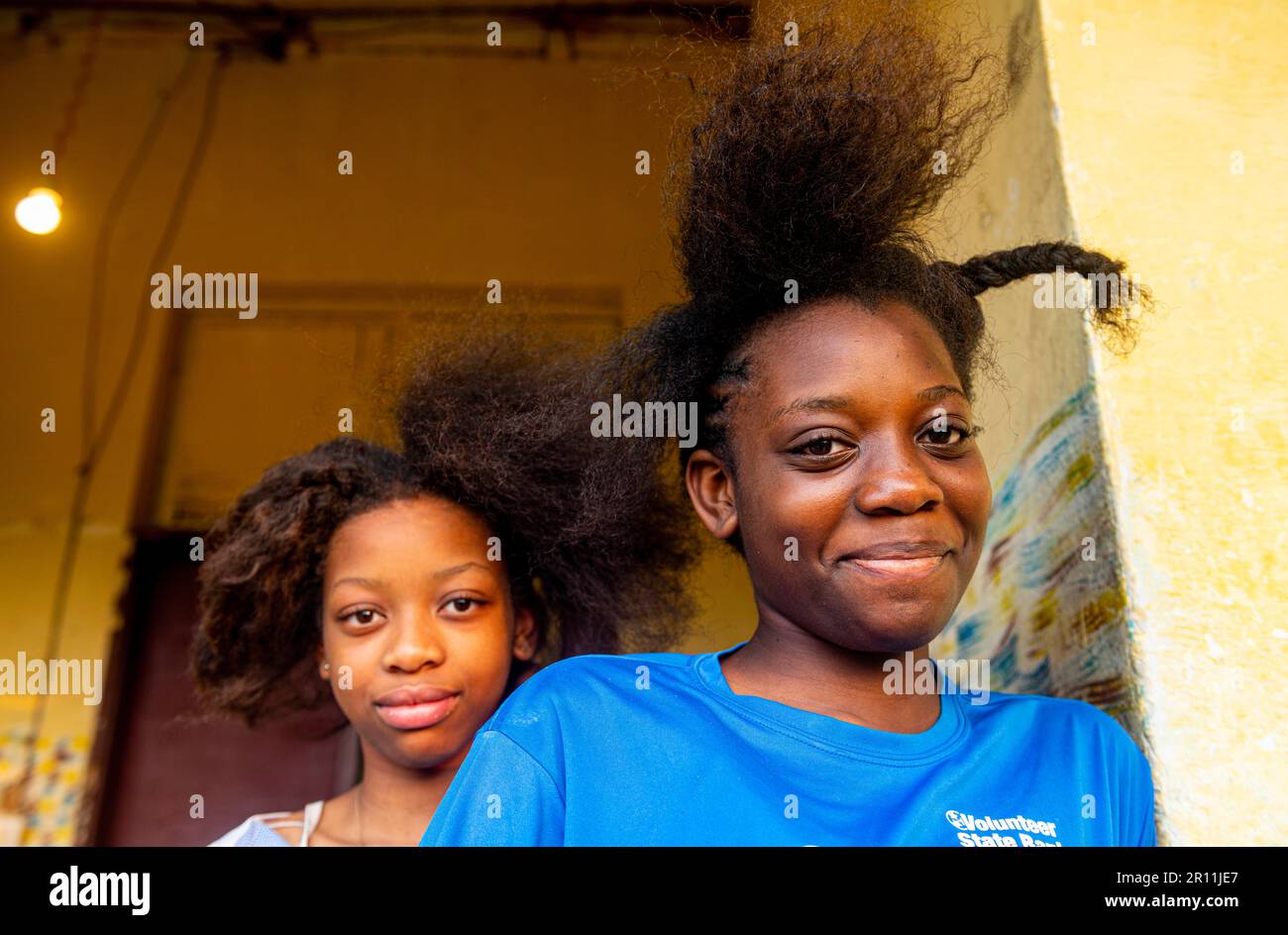 Ragazze scolastiche amichevoli, Mbanza Ngungu, Congo RD Foto Stock