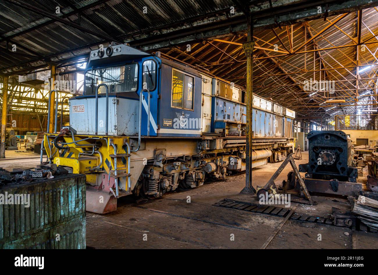 Vecchio treno nel deposito ferroviario di, Mbanza Ngungu, Congo RD Foto Stock