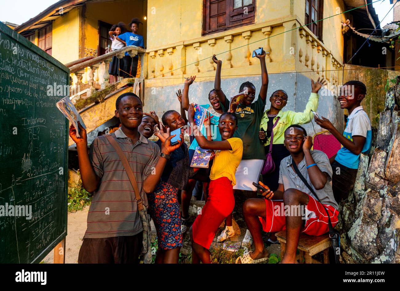 Ragazze scolastiche amichevoli, Mbanza Ngungu, Congo RD Foto Stock