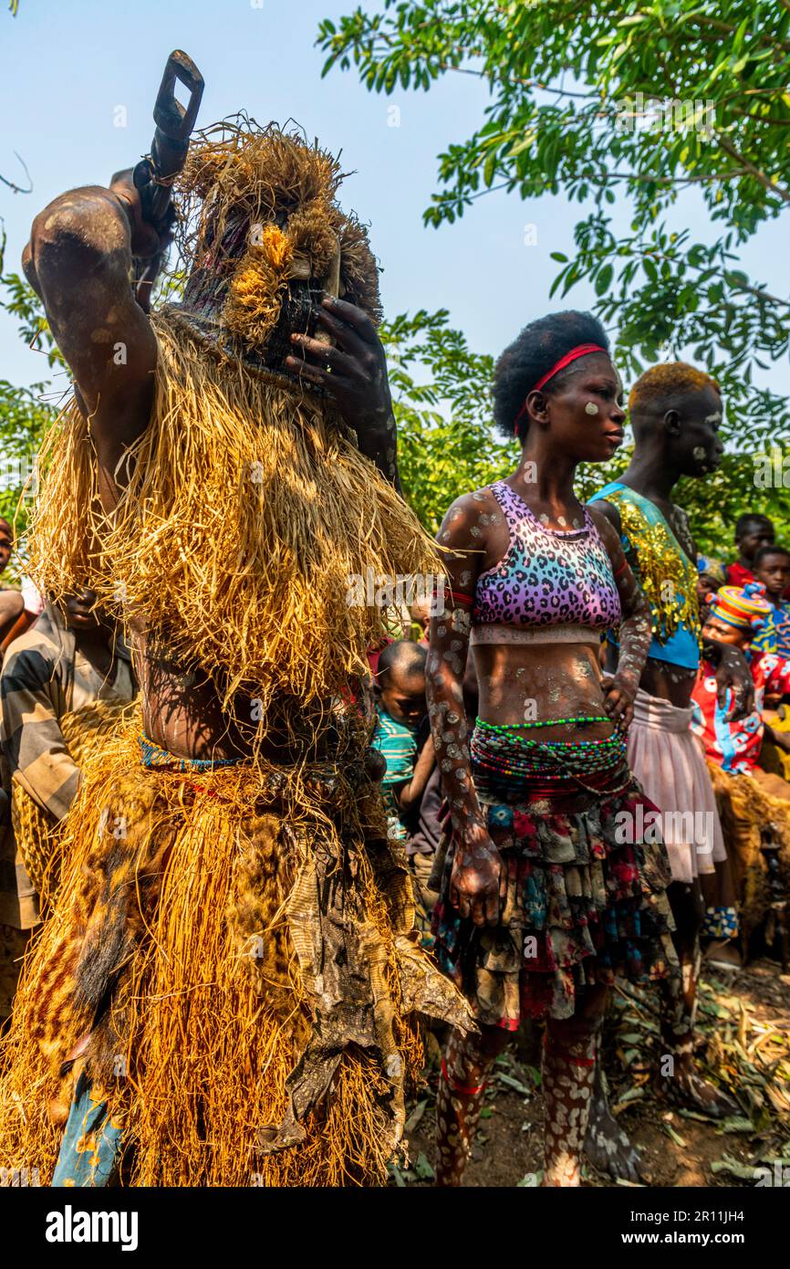 Tribù Yaka che pratica una danza rituale, Mbandane, Congo Foto Stock