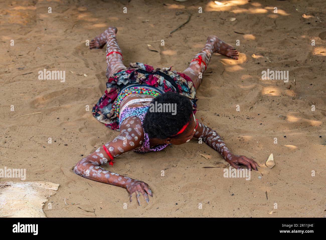 Tribù Yaka che pratica una danza rituale, Mbandane, Congo Foto Stock