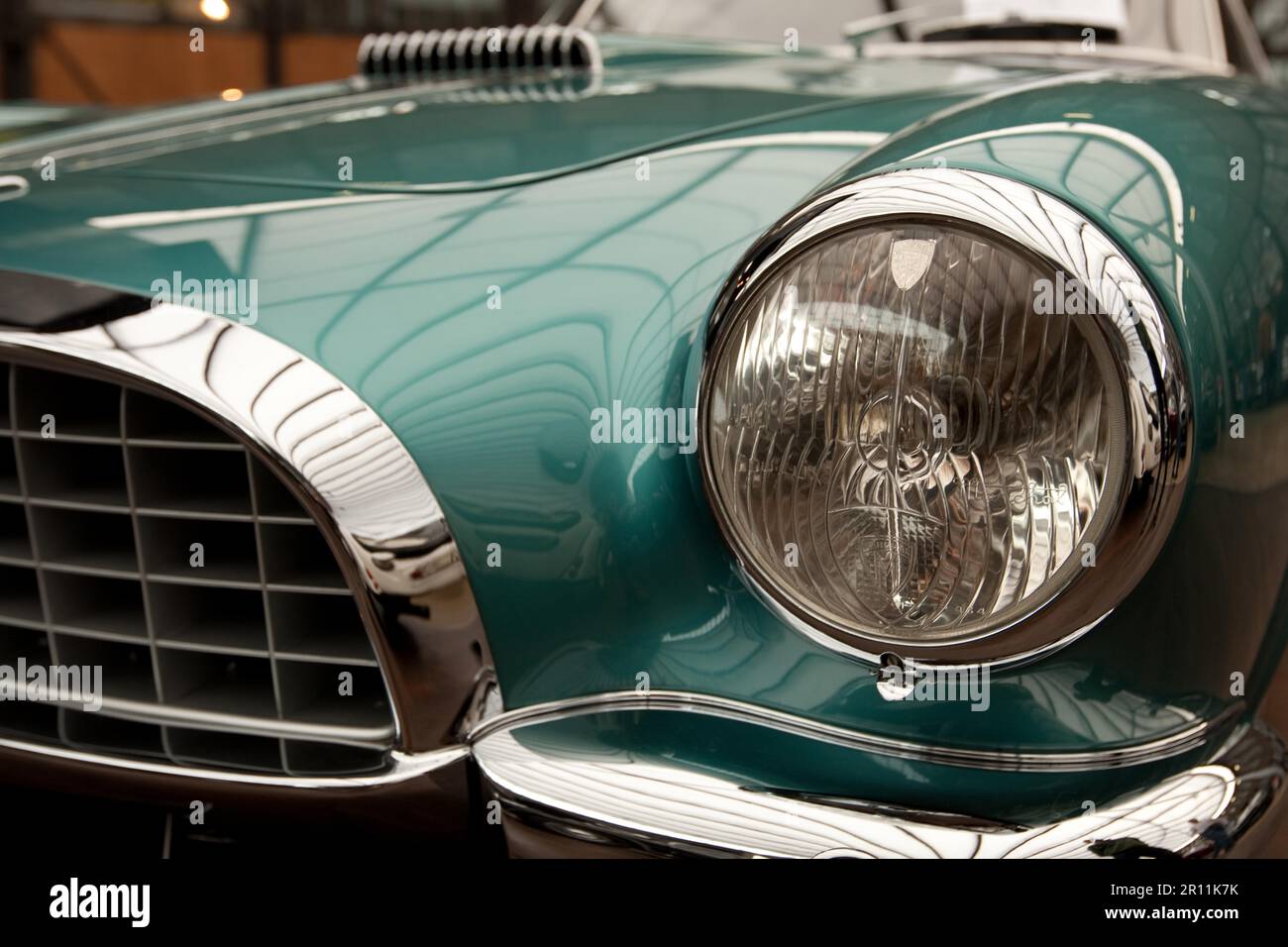 Dettagli anteriori Alfa Romeo auto classica, cromata, cromata, lampada, lampada rotonda, griglia della calandra, paraurti Foto Stock