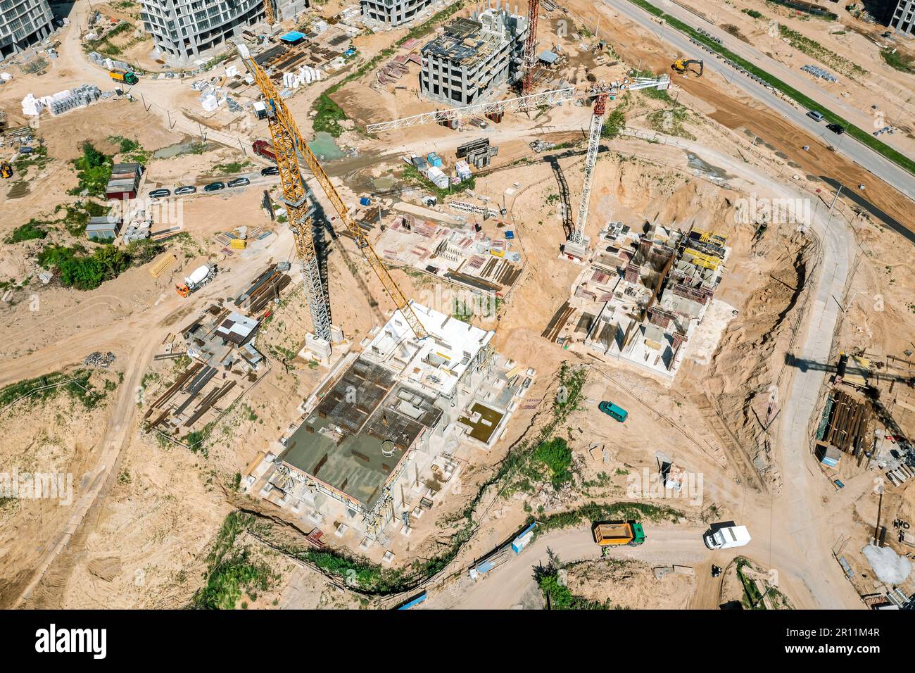 vista dall'alto del cantiere. fondamenta in cemento armato per la costruzione di appartamenti a più piani. fotografia con droni. Foto Stock