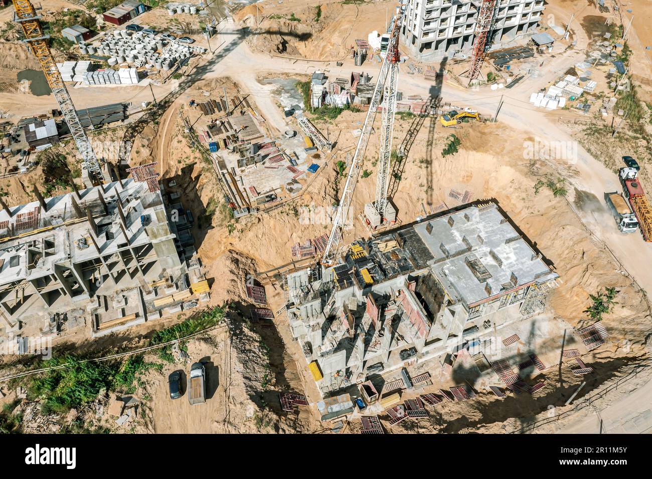 nuove case residenziali a più piani in costruzione. grande cantiere con gru di lavoro. vista aerea. Foto Stock