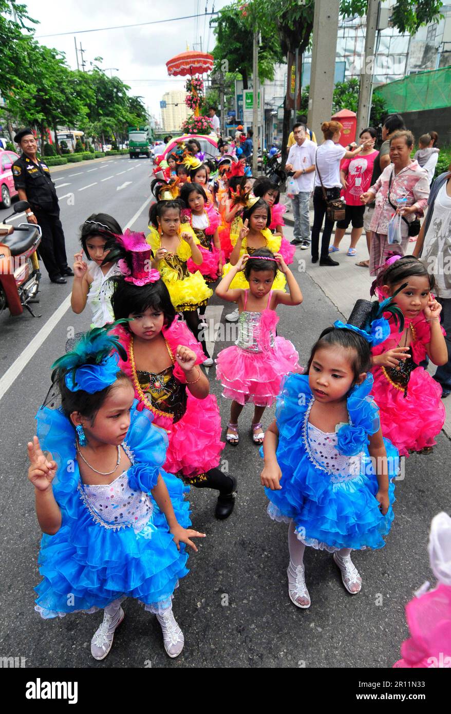Una parata colorata lungo Charoen Nakhon Rd a Bangkok, Thailandia. Foto Stock